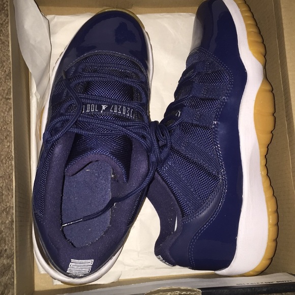 Jordan 11 new size 4